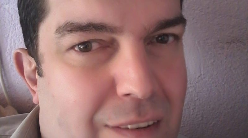 Yuva kurcak bayan ariyo. 1 Yuva kurcak bayan ariyo.