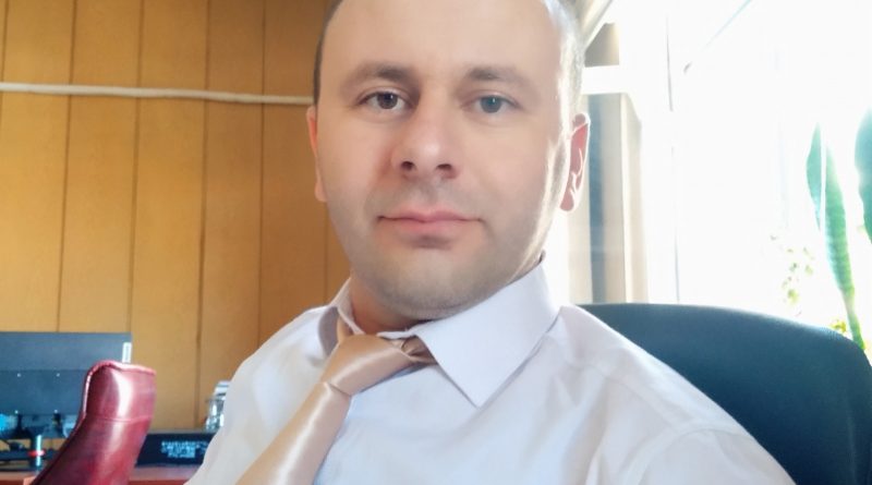 Erkek olanı değil adam olanı seçin. 1 Erkek olanı değil adam olanı seçin.