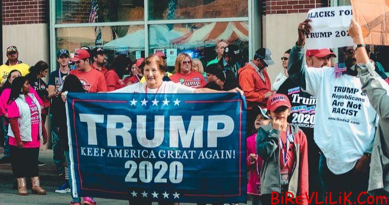 People protesting for keeping America great again 3