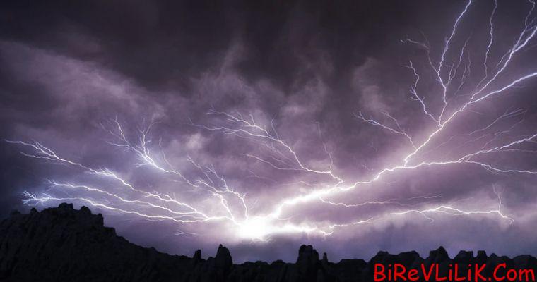 Dramatic footage shows a house collapsing due to a thunderstorm 3