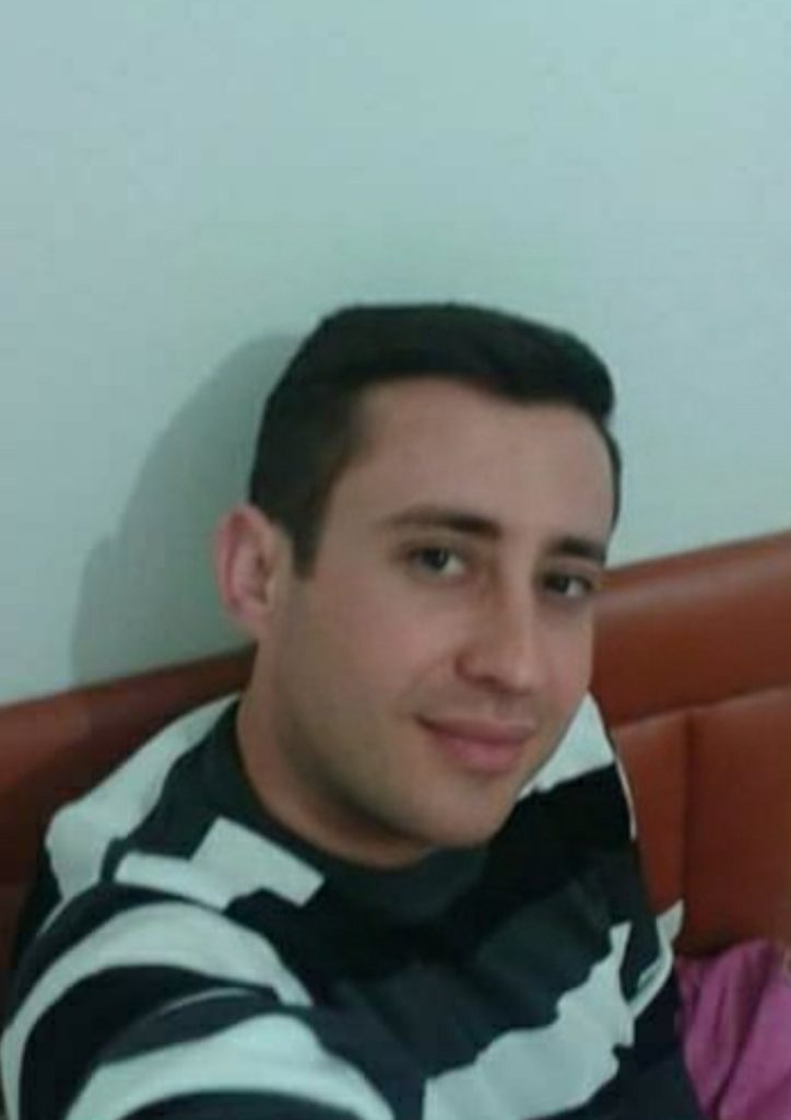 Her güzel şey bir insanı sevmekle başlar.
