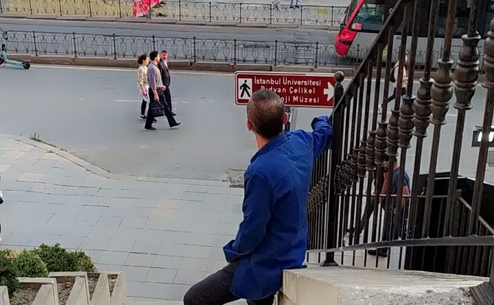 Yalnız genç 1 Yalnız genç