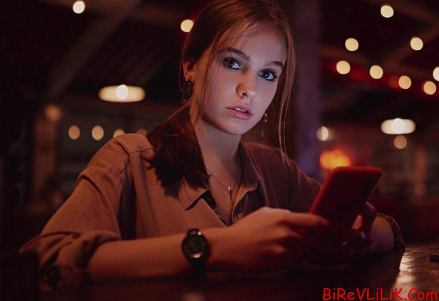 Home 19 How a woman’s side glance took the internet by storm
