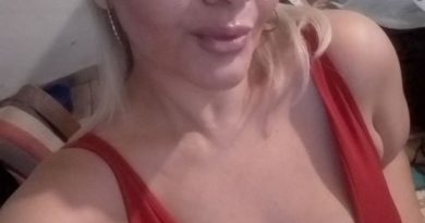 : gillerden çok renkli çiçekler açan bitki : Doğruluk, zulmetmeme, haksızları terbiye. Adniye : Salih, Cennetlik. : ışığı. : Beyaz tenli kadın Ala: Ela karışık renkli, Alaca renkli Aleda: Nazlı, kaprisli : Bizim üzerimize olsun : Kırmızı süs : Kızıl renkli küçük bir kuş : Birine gönül vermiş, vurgun, tutkun Alım: Gözü gönlü çelen güzel : Korkusuz. : Anılar, hatıralar Anıl: Başkaları tarafından sözü edilen : İstek, hasret. İstenilen beğenilen kadın. : Operada sanatçının orkestra eşliğinde söylediği uzun şarkı : Dişi kurt, güzel kız : Direk, acılı kadın. : Dünyanın en büyük kıtası : Temelli, köklü. Aslıhan : Han soyundan olan. : Azgın, huysuz, isyan eden. Afacan Asuman: Gökyüzü Atiye : Bağış, verme, iyilik. Atıfet : Bir sebebi bulunmadan duyulan sevgi. Ayben: Ben ayım anlamında Aybike: Ay gibi güzel kız Aycan: Ay gibi sevilen, aydınlık can Ayça: Yay biçimindeki ay, hilal Ayda: Dere kıyılarında yetişen bir bitki Aydan: Güzelliğini aydan almış, ay gibi parlak ve güzel Ayfer : Ay ışığı. Aygün: Hem ay hem gün Aykal: Ay gibi parlak ve ışıklı kal : Kadın, eş hanım. : Ayın çevresinde görülen ışıklı daire, hale. : Ay gibi parlak. Ayperi : Peri gibi güzel. Aysar: Ayın evrelerine göre huyu değişsen kimse : Bolluk içinde rahat yaşayan. : Güleç, gül gibi renkli, canlı ve rahat ömür süren. : Neşeli, parlak, sevimli. Ayşıl: Ay Işığı Ayşin, Ayşim: Parlak ışık saçan Ayten: Güzel bir tene sahip olan : Gidiş. Takva yolunu seçen. : Üstünde hiç yürünmemiş kum; Yeni yetme kız B : Aşk, kutsal sevgi : Yazla kış arasında olan mevsim. Güzellik, gençlik çağı Balın: Yar, sevgili : Ev kadını, prenses, hanımefendi : Ekinlerin tanelerini taşıyan baş kısmı : Saygı değer kadın, hanım. Behin: İyinin iyisi : İşaret : Kesin, eksiksiz beliren Belkıs: Hz. Süleyman zamanındaki Saba melikesinin adı : Uysal, sakin Belur: Billur, billurdan olan Benan : Parmakla gösterilecek kadar güzel; parmak uçları : Saçan Bengi : Sonsuz, tiryaki. : Ölümsüzlük suyu Berat : Yapılan hayırlı bir iş yüzünden affetmek üzere verilen karşılık. Berire: İhsan sahibi, sadık. : Genç, cesur, civan. : Kar tanesi Besamet : Güler yüzlü. : Bir müzik parçasını oluşturan ezgilerin tümü Betigül : Gül gibi kokan mektup. : Erkeklerden çekinen, ibadete düşkün, namuslu ve çok temiz kadın. Hazret-i Fâtıma ve Hazret-i Meryem’in unvanı. Beyhatun : Hakanın hanımı. Beylem : Çiçek demedi, buket, sunuş. : Çok beyaz, çok temiz, parlak. Bige: Evlenmemiş, çocuk doğurmamış olan. Sultan : Daha iyi, en iyi : Bilgisiyle davranışları birbirine uyan. : bilgi sahibi kadın. : pek duru, pürüzsüz Biray: Ay gibi tek, eşsiz : Tek ve benzersiz gül. Biricik: Bir tane, tek, emsalsiz Bingül: Gülü bol, gül bahçesi : , demedi. Burçak : Taze dal, filiz. : Dişi geyik. : Güzel kokan. Buse: Öpücük Büge: Bent, su bendi. Büşrâ: Müjde, sevinç, hayırlı haber. Acele, çabuk. C : Sevgili, dilber, gönül verilen. Tasavvufta Allah. : Ay gibi temiz : İçten, gönüldensin Candaş: Candan, değerli dost Cevza: İkizler burcunun eski adı Ç Çağ: Belli bir özellik göz önünde bulundurularak ele alınan zaman dilimi Çiselen: Çiseleyen yağmur damlası : çiçek buketi. Devin: Hareket, kımıldanış : Büyük ırmak. Irak’ta denize dökülen bir nehir. Didar : Yüz, çehre, suret, görüş, göz, görme gücü. Dide: Göz, göz bebeği : gibi sevdiğim, sevgilim : Gölümü çalan : Gönüllerce olan, yürekler dolusu : Gönül alıcı, sevgili. : lerce olan, yürekler dolusu. : Gönle ışık saçan, ay kadar güzel. Dilber: Güzel, sevgili, gönül çekici. : bağlamış, âşık. Dildade : Gönül vermiş, düşkün, tutkun. : Gönlü hüküm altında tutan sevgili. Dilde: Ünü bir tarafa yayılmış, herkesin konuştuğu, herkesin dilinde olan kimse : İstek, rica, arzu : İçten ve yürekten konuşan Dilrüba : Gönül kapan, herkesi kendine bağlayan. Dilsafa : Gönlü ferah kedersiz. : Gönlü sevinçli, yüreği şen. : şahı, sevgili, Dilşikâr : Gönül avlayan, kendine bağlayan. : doruk, zirve : Ayın yeni doğuş hali Doğu: ’in doğduğu yön : Ayın tam yuvarlak olduğu an : Saf, berrak : Kişi, olay ve nesnelerin bireyin iç dünyasında uyandırdığı izlenim Duygun: Duygulu, hassas, hisli kişi Dürre: İnci tanesi E : Çok güzel : Tavırları hoş, nazlı. : Rüzgar, dalgalanma : Taç. Erem: Cennet : Doğru, inanılır, güvenilir kişi Erda: Beyaz karınca Erna: Şen şakrak F (Fatıma) : Kendisi ve nesli Cehennem ateşinden kesilmiş. : Erdem, iyi huyların ve üstün vasıfların hepsi. : Aydınlık, iç açıcı : Gelecek zaman, yarın; Kıyamet Ferdiye: Tek ve eşsiz. Ferah: Bol, geniş, neşeli, açık. Feray : Parlak, aydınlık ay. Ferhan: Sevinçli, gönlü hoş : Uğurlu kutlu. Feri: Köke değil dallara ait olan. İkinci derecede olan. : Eşi benzeri olmayan, tek. Çok değerli inci : li, ferah. : Razı, hoşnut, sevinçli. Ferişte : . : Hakim, filozof, bilgin, âlim. : Boşluk, uzay Feris: Şık, zarif Ferzin: Kraliçe : Bolluk, çokluk, bereket. Taşkın : Yeni yetişen ağaç : Çiçek demeti, gölge eden. : Zihin açık, çabuk kavrayışlı. : Sekiz Cennetten biri, altın ve gümüştendir. : Mesut, mutlu : Güzel kokulu bir nergis. Füruzan : Çok parlak, aydınlık, parlayan, nurlu. : Büyü, sihir, . Füsünkâr : Büyüleyici güzel. G : Amaç, erek Gazal : Geyik, ceylan, ahu. : Konusu daha çok sevgi ve içki olan manzume Gece: Gün batımından ağarmasına kadar geçen süre Gerçek: Yakıştırma ve ya yalanı olmayan : Kalb. : Ben Gökyüzü : Göze girmiş, bir büyüğün sevip beğendiği. : İlgi çekici, samimi; sulak yer; pınar Güher: Cevher : hanım. : Gül yaprağı. : Gül fidanı, gül dalı, gül bahçesi, güllük. Gülbiz : Gül saçan, gül serpen. Gülçehre : Gül yüzlü, yüzü gül gibi hoş. : Yüzü gül gibi güzel. : Gül gibi taze, çiçek tazeliği taşıyan. : Gül toplayan, gül derleyici. : Gül buketi, gül demeti. Gülfam : Pembe, gül renginde. Gülfem : Gül dudaklı, gül ağızlı. : Gül gibi parlak. Gülfeşan : Gül saçan. : Gül gibi genç. Gülhiz : Gül yetiştiren. : Gül bahçesi, güllük. : Katmerli ve büyük gül, büyük çiçek. : Gül gibi ince ve narin, nazlanan. : yüzlü. : Yüzü dolgun. Ümmügülsüm: Gülsümün annesi. Gülter : Yeni açılmış gül. Gülşen : Gül bahçesi, gülistan. : Çevresindeki gezegenlere ısı ve ışık veren büyük gök cisimi Güney: Her zaman güneş gören, güneşli yer; Bir yön : Sonbahar Güzay: Güneş olmayan yer; kuzey; güz ve ay : Seçkin, seçilmiş, seçme. : Seçilmiş, seçkin, beğenilen Haver : Gün doğusu, ortak. : Kadınların hayırlısı, iyisi. : Yeni ay. : Kurtulmak, yükselmek, ilerlemek Huban : Güzeller. Güzel olan. : : Çok güzel. : Kuruntu, hayal. : Efsanelerde geçen, yere konmayıp sürekli gökte kaldığına inanılan cennet kuşu : Küçük kırmızı. Hazret-i Âişe’nin ünvanı : Taze, şen şakrak, sevinçli. Güler yüzlü. : En güzel, pek güzel. Hüsnügül : Gül gibi güzel. : Apaçık, belli, besbelli. I-İ Iğıl: Çok yavaş akan su : Beyaz ya da pembe, çiçekli, çok hafif yapraklı bir ağaç : : Uzlaşmacı, yumuşaklık : Güzel koku; Çiçek özü, esans : Saygı ve büyüklük gösteren, ikram eden. : Kır yaşamı içinde aşk konusunu işleyen kısa şiir. : Namuslu, helali isteyen, haramdan kaçan. : Baht açıklığı, işlerin yolunda gitmesi. : Su perisi : Yabancı, gurbette yaşayan : İlk çocuklar için kullanılan adlardan. Önce, öncelikle. İlma: Parlatma İmer: Zengin, varlıklı İpar: Yüksek dağlarda kar tutmayan yerlerde yetişen çiçek : Şeddatın Cennet diye yaptırdığı ünlü bahçe. : Özgür, serbest İris: Mitolojide Tanrıların elçisi M Mahinev : Yeni doğmuş ay. : Aylık. Mahpeyker : Ay yüzlü parlak ve nur yüzlü. : Ay gibi parlak yüzlü. : Kurulmuş hazır sofra. : Kabul olunmuş, beğenilmiş. : Dişi geyik. : ince yapılı. : Bir bahar ayı Mebşure : Yüzü güzel, endamlı. : Ay parçası Mehlika : Ay yüzlü. : Ay parçası. : Ay ışığı. : Ay gibi güzel. : Güzel yüzlü. : Ege denizine dökülen nehir. : Kâbe yakınındaki küçük bir tepe. Merze: Mercan : Dinine bağlı. : Süzgün bakışlı. : Bahşiş, ihsan, bağış. Meysere : Zenginlik, rahatlık. : Manzumenin satırlarından her biri, dizeler. : Misafir. : Seven, güler yüzlü. : Güneş ile ay. : Çok nazlı : Mine, Liman. Şişe, cam, billur : Yaprağına dokununca toplanan bir çiçek. : Yılın ilk aylarında doğan : Yüce, yüksek. : Güzel kokulu. Muhabbet : Sevgi. Muhaddere : Namuslu, iffetli, örtülü müslüman : Temize çıkarılmış, açıkca belirtilmiş. Mübeşşer : Müjdelenen, iyi haber verilip sevindirilen. : Açıklanmış ortaya çıkarılmış. : İyi haber sevinçli haber. : Kirpikler. : Kirpik : Aydınlatılmış, kültürlü ve bilgili, aydın. Münteha : Netice, son yer. : İnsanlık, mertlik, sevinçli günlerini görme. N Nakşıdil : Gönül nakışı. : İnleyen, ağlayan, sızlayan, figan eden. : İnce yapılı, nazik ve kibar. : , naz eden. : edici, nazlı. : Çok nazlı, narin, ince yapılı. : İnce, narin, zarif. : eden. : Kız evlat. : Az bulunan, ender. Nehar : Gündüz. : Akarsu, ırmak Nemika : Mektup. : Pehlivan, kahraman, yiğit. : Yumuşak, nazik, kibar. : Padişah soyundan gelen. : Şah neslinden. : Yaban gülü, mısır gülü, van gülü. : içinde olan. : Ünlü mısra, beyit, manzume. : Talih, kısmet, baht açıklığı. İhsan, bağış. : İlk bahar. Nevbaht :Talihi yeni. Nevber : Yeni yetişmiş turfanda sebze, meyve. Nevcivan : Taze, genç, delikanlı. Neveda : Herkesten ayrı bir edası olan. : Yeni, yepyeni, yeni şey. Nevinbal : Taze yeni yetişmiş fidan. : Çeşitli görünümde ışıklar. : Beyaz çiçek. Işıklı olma, parlaklık : Yeni biten, genç taze. : Temizlik, paklık. Nezahet : Temizlik, paklık, iç temizliği, incelik, rikkat. : Naziklik, zariflik, incelik, terbiye, edep. : Seslenen. Nigahban : Gözcü, bekçi. : Resim, nakış, resim gibi güzel. : Fidan, : Geln çiçeği, İlkbahar ayı : Işık, parıltı, aydınlık, nur. Nuran : Işıklı, nurlu, aydın. : Ay ışığı gibi. : Işıklı hanım, nurlu hanım. : Cihanın nuru, kâinatın ışıklı, parlak, nurlu. Nurçin : Işıklı. Nurhan : Aydın hükümdar. Nurhayat : Parlak hayat. : Yüzü nur gibi parlayan peri gibi güzel. : Işık gibi şen ve güler yüzlü. Nurşin : Çok lezzetli. : Güzel ve hoş koku. : Koku, güzel koku. Refhan : Varlık içinde yaşayan, bolluk içinde bulunan. Remide : Ürkmüş, korkmuş, ürkek, korkak. : Renkli, boyalı, güzel. Reside : Erimiş, yetişmiş, olgunlaşmış. : Rızk, merhamet, güzel koku. Fesleğen. : İncelik, naziklik. : Dişi ceylan yavrusu : rengi, pembe kırmızı arası bir renk Rugeş : Canlı yüzlü, taze yüzlü. Ruhan: Güzel kokulu : Güler yüzlü, müjde veren. : Büyüleyici güzellikte. : Büyük yıldız R : Aydın, parlak, belli, aşikar, apaçık, ortada. Ruzenin : Çiçek gibi güzel yüzlü. : Hoş, ince, nazik. : İncelik, zariflik. S : Kavuşan, mutlu. : Latif, yüzü güzel, cemal sahibi. : Yedinci. : İkinci. : Halis, katkısız, saf. : Sıçrayan, atlayan. : Gölge; koruma, yardım, sahip çıkma : Meydana çıkan, yükselen, nur saçan, parlak. : Uzun kirpikli göz : Ses. Seha : Eli açık, cömert. Sehavet : Cömertliği seven : Gecenin son altıda biri olan vakit ki, bu zaman yapılan dualar makbuldür. Selamet : Sağlık, esenlik, kurtuluş, sâkin olma. Selis: Akıcı söz Semen: Yasemin çiçeği. Semizlik. Semin: Değerli, pahalı; Semzilik : Esmer, kumral renkte, esmer güzeli. : Nazlı olmaması temenni edilen : Saadetli, kutlu, uğurlu. Saidin çoğulu. Sülün : İnce . : Beyaz saçlı, yaşlı, saçı ağarmış.