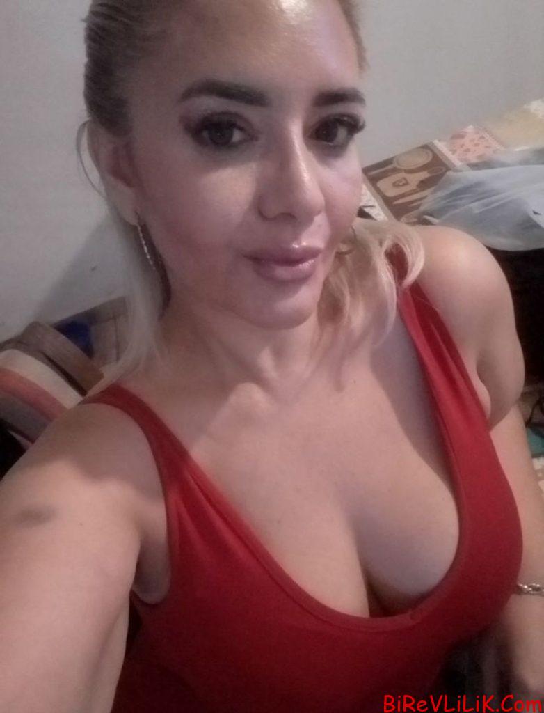 : gillerden çok renkli çiçekler açan bitki : Doğruluk, zulmetmeme, haksızları terbiye. Adniye : Salih, Cennetlik. : ışığı. : Beyaz tenli kadın Ala: Ela karışık renkli, Alaca renkli Aleda: Nazlı, kaprisli : Bizim üzerimize olsun : Kırmızı süs : Kızıl renkli küçük bir kuş : Birine gönül vermiş, vurgun, tutkun Alım: Gözü gönlü çelen güzel : Korkusuz. : Anılar, hatıralar Anıl: Başkaları tarafından sözü edilen : İstek, hasret. İstenilen beğenilen kadın. : Operada sanatçının orkestra eşliğinde söylediği uzun şarkı : Dişi kurt, güzel kız : Direk, acılı kadın. : Dünyanın en büyük kıtası : Temelli, köklü. Aslıhan : Han soyundan olan. : Azgın, huysuz, isyan eden. Afacan Asuman: Gökyüzü Atiye : Bağış, verme, iyilik. Atıfet : Bir sebebi bulunmadan duyulan sevgi. Ayben: Ben ayım anlamında Aybike: Ay gibi güzel kız Aycan: Ay gibi sevilen, aydınlık can Ayça: Yay biçimindeki ay, hilal Ayda: Dere kıyılarında yetişen bir bitki Aydan: Güzelliğini aydan almış, ay gibi parlak ve güzel Ayfer : Ay ışığı. Aygün: Hem ay hem gün Aykal: Ay gibi parlak ve ışıklı kal : Kadın, eş hanım. : Ayın çevresinde görülen ışıklı daire, hale. : Ay gibi parlak. Ayperi : Peri gibi güzel. Aysar: Ayın evrelerine göre huyu değişsen kimse : Bolluk içinde rahat yaşayan. : Güleç, gül gibi renkli, canlı ve rahat ömür süren. : Neşeli, parlak, sevimli. Ayşıl: Ay Işığı Ayşin, Ayşim: Parlak ışık saçan Ayten: Güzel bir tene sahip olan : Gidiş. Takva yolunu seçen. : Üstünde hiç yürünmemiş kum; Yeni yetme kız B : Aşk, kutsal sevgi : Yazla kış arasında olan mevsim. Güzellik, gençlik çağı Balın: Yar, sevgili : Ev kadını, prenses, hanımefendi : Ekinlerin tanelerini taşıyan baş kısmı : Saygı değer kadın, hanım. Behin: İyinin iyisi : İşaret : Kesin, eksiksiz beliren Belkıs: Hz. Süleyman zamanındaki Saba melikesinin adı : Uysal, sakin Belur: Billur, billurdan olan Benan : Parmakla gösterilecek kadar güzel; parmak uçları : Saçan Bengi : Sonsuz, tiryaki. : Ölümsüzlük suyu Berat : Yapılan hayırlı bir iş yüzünden affetmek üzere verilen karşılık. Berire: İhsan sahibi, sadık. : Genç, cesur, civan. : Kar tanesi Besamet : Güler yüzlü. : Bir müzik parçasını oluşturan ezgilerin tümü Betigül : Gül gibi kokan mektup. : Erkeklerden çekinen, ibadete düşkün, namuslu ve çok temiz kadın. Hazret-i Fâtıma ve Hazret-i Meryem’in unvanı. Beyhatun : Hakanın hanımı. Beylem : Çiçek demedi, buket, sunuş. : Çok beyaz, çok temiz, parlak. Bige: Evlenmemiş, çocuk doğurmamış olan. Sultan : Daha iyi, en iyi : Bilgisiyle davranışları birbirine uyan. : bilgi sahibi kadın. : pek duru, pürüzsüz Biray: Ay gibi tek, eşsiz : Tek ve benzersiz gül. Biricik: Bir tane, tek, emsalsiz Bingül: Gülü bol, gül bahçesi : , demedi. Burçak : Taze dal, filiz. : Dişi geyik. : Güzel kokan. Buse: Öpücük Büge: Bent, su bendi. Büşrâ: Müjde, sevinç, hayırlı haber. Acele, çabuk. C : Sevgili, dilber, gönül verilen. Tasavvufta Allah. : Ay gibi temiz : İçten, gönüldensin Candaş: Candan, değerli dost Cevza: İkizler burcunun eski adı Ç Çağ: Belli bir özellik göz önünde bulundurularak ele alınan zaman dilimi Çiselen: Çiseleyen yağmur damlası : çiçek buketi. Devin: Hareket, kımıldanış : Büyük ırmak. Irak’ta denize dökülen bir nehir. Didar : Yüz, çehre, suret, görüş, göz, görme gücü. Dide: Göz, göz bebeği : gibi sevdiğim, sevgilim : Gölümü çalan : Gönüllerce olan, yürekler dolusu : Gönül alıcı, sevgili. : lerce olan, yürekler dolusu. : Gönle ışık saçan, ay kadar güzel. Dilber: Güzel, sevgili, gönül çekici. : bağlamış, âşık. Dildade : Gönül vermiş, düşkün, tutkun. : Gönlü hüküm altında tutan sevgili. Dilde: Ünü bir tarafa yayılmış, herkesin konuştuğu, herkesin dilinde olan kimse : İstek, rica, arzu : İçten ve yürekten konuşan Dilrüba : Gönül kapan, herkesi kendine bağlayan. Dilsafa : Gönlü ferah kedersiz. : Gönlü sevinçli, yüreği şen. : şahı, sevgili, Dilşikâr : Gönül avlayan, kendine bağlayan. : doruk, zirve : Ayın yeni doğuş hali Doğu: ’in doğduğu yön : Ayın tam yuvarlak olduğu an : Saf, berrak : Kişi, olay ve nesnelerin bireyin iç dünyasında uyandırdığı izlenim Duygun: Duygulu, hassas, hisli kişi Dürre: İnci tanesi E : Çok güzel : Tavırları hoş, nazlı. : Rüzgar, dalgalanma : Taç. Erem: Cennet : Doğru, inanılır, güvenilir kişi Erda: Beyaz karınca Erna: Şen şakrak F (Fatıma) : Kendisi ve nesli Cehennem ateşinden kesilmiş. : Erdem, iyi huyların ve üstün vasıfların hepsi. : Aydınlık, iç açıcı : Gelecek zaman, yarın; Kıyamet Ferdiye: Tek ve eşsiz. Ferah: Bol, geniş, neşeli, açık. Feray : Parlak, aydınlık ay. Ferhan: Sevinçli, gönlü hoş : Uğurlu kutlu. Feri: Köke değil dallara ait olan. İkinci derecede olan. : Eşi benzeri olmayan, tek. Çok değerli inci : li, ferah. : Razı, hoşnut, sevinçli. Ferişte : . : Hakim, filozof, bilgin, âlim. : Boşluk, uzay Feris: Şık, zarif Ferzin: Kraliçe : Bolluk, çokluk, bereket. Taşkın : Yeni yetişen ağaç : Çiçek demeti, gölge eden. : Zihin açık, çabuk kavrayışlı. : Sekiz Cennetten biri, altın ve gümüştendir. : Mesut, mutlu : Güzel kokulu bir nergis. Füruzan : Çok parlak, aydınlık, parlayan, nurlu. : Büyü, sihir, . Füsünkâr : Büyüleyici güzel. G : Amaç, erek Gazal : Geyik, ceylan, ahu. : Konusu daha çok sevgi ve içki olan manzume Gece: Gün batımından ağarmasına kadar geçen süre Gerçek: Yakıştırma ve ya yalanı olmayan : Kalb. : Ben Gökyüzü : Göze girmiş, bir büyüğün sevip beğendiği. : İlgi çekici, samimi; sulak yer; pınar Güher: Cevher : hanım. : Gül yaprağı. : Gül fidanı, gül dalı, gül bahçesi, güllük. Gülbiz : Gül saçan, gül serpen. Gülçehre : Gül yüzlü, yüzü gül gibi hoş. : Yüzü gül gibi güzel. : Gül gibi taze, çiçek tazeliği taşıyan. : Gül toplayan, gül derleyici. : Gül buketi, gül demeti. Gülfam : Pembe, gül renginde. Gülfem : Gül dudaklı, gül ağızlı. : Gül gibi parlak. Gülfeşan : Gül saçan. : Gül gibi genç. Gülhiz : Gül yetiştiren. : Gül bahçesi, güllük. : Katmerli ve büyük gül, büyük çiçek. : Gül gibi ince ve narin, nazlanan. : yüzlü. : Yüzü dolgun. Ümmügülsüm: Gülsümün annesi. Gülter : Yeni açılmış gül. Gülşen : Gül bahçesi, gülistan. : Çevresindeki gezegenlere ısı ve ışık veren büyük gök cisimi Güney: Her zaman güneş gören, güneşli yer; Bir yön : Sonbahar Güzay: Güneş olmayan yer; kuzey; güz ve ay : Seçkin, seçilmiş, seçme. : Seçilmiş, seçkin, beğenilen Haver : Gün doğusu, ortak. : Kadınların hayırlısı, iyisi. : Yeni ay. : Kurtulmak, yükselmek, ilerlemek Huban : Güzeller. Güzel olan. : : Çok güzel. : Kuruntu, hayal. : Efsanelerde geçen, yere konmayıp sürekli gökte kaldığına inanılan cennet kuşu : Küçük kırmızı. Hazret-i Âişe’nin ünvanı : Taze, şen şakrak, sevinçli. Güler yüzlü. : En güzel, pek güzel. Hüsnügül : Gül gibi güzel. : Apaçık, belli, besbelli. I-İ Iğıl: Çok yavaş akan su : Beyaz ya da pembe, çiçekli, çok hafif yapraklı bir ağaç : : Uzlaşmacı, yumuşaklık : Güzel koku; Çiçek özü, esans : Saygı ve büyüklük gösteren, ikram eden. : Kır yaşamı içinde aşk konusunu işleyen kısa şiir. : Namuslu, helali isteyen, haramdan kaçan. : Baht açıklığı, işlerin yolunda gitmesi. : Su perisi : Yabancı, gurbette yaşayan : İlk çocuklar için kullanılan adlardan. Önce, öncelikle. İlma: Parlatma İmer: Zengin, varlıklı İpar: Yüksek dağlarda kar tutmayan yerlerde yetişen çiçek : Şeddatın Cennet diye yaptırdığı ünlü bahçe. : Özgür, serbest İris: Mitolojide Tanrıların elçisi M Mahinev : Yeni doğmuş ay. : Aylık. Mahpeyker : Ay yüzlü parlak ve nur yüzlü. : Ay gibi parlak yüzlü. : Kurulmuş hazır sofra. : Kabul olunmuş, beğenilmiş. : Dişi geyik. : ince yapılı. : Bir bahar ayı Mebşure : Yüzü güzel, endamlı. : Ay parçası Mehlika : Ay yüzlü. : Ay parçası. : Ay ışığı. : Ay gibi güzel. : Güzel yüzlü. : Ege denizine dökülen nehir. : Kâbe yakınındaki küçük bir tepe. Merze: Mercan : Dinine bağlı. : Süzgün bakışlı. : Bahşiş, ihsan, bağış. Meysere : Zenginlik, rahatlık. : Manzumenin satırlarından her biri, dizeler. : Misafir. : Seven, güler yüzlü. : Güneş ile ay. : Çok nazlı : Mine, Liman. Şişe, cam, billur : Yaprağına dokununca toplanan bir çiçek. : Yılın ilk aylarında doğan : Yüce, yüksek. : Güzel kokulu. Muhabbet : Sevgi. Muhaddere : Namuslu, iffetli, örtülü müslüman : Temize çıkarılmış, açıkca belirtilmiş. Mübeşşer : Müjdelenen, iyi haber verilip sevindirilen. : Açıklanmış ortaya çıkarılmış. : İyi haber sevinçli haber. : Kirpikler. : Kirpik : Aydınlatılmış, kültürlü ve bilgili, aydın. Münteha : Netice, son yer. : İnsanlık, mertlik, sevinçli günlerini görme. N Nakşıdil : Gönül nakışı. : İnleyen, ağlayan, sızlayan, figan eden. : İnce yapılı, nazik ve kibar. : , naz eden. : edici, nazlı. : Çok nazlı, narin, ince yapılı. : İnce, narin, zarif. : eden. : Kız evlat. : Az bulunan, ender. Nehar : Gündüz. : Akarsu, ırmak Nemika : Mektup. : Pehlivan, kahraman, yiğit. : Yumuşak, nazik, kibar. : Padişah soyundan gelen. : Şah neslinden. : Yaban gülü, mısır gülü, van gülü. : içinde olan. : Ünlü mısra, beyit, manzume. : Talih, kısmet, baht açıklığı. İhsan, bağış. : İlk bahar. Nevbaht :Talihi yeni. Nevber : Yeni yetişmiş turfanda sebze, meyve. Nevcivan : Taze, genç, delikanlı. Neveda : Herkesten ayrı bir edası olan. : Yeni, yepyeni, yeni şey. Nevinbal : Taze yeni yetişmiş fidan. : Çeşitli görünümde ışıklar. : Beyaz çiçek. Işıklı olma, parlaklık : Yeni biten, genç taze. : Temizlik, paklık. Nezahet : Temizlik, paklık, iç temizliği, incelik, rikkat. : Naziklik, zariflik, incelik, terbiye, edep. : Seslenen. Nigahban : Gözcü, bekçi. : Resim, nakış, resim gibi güzel. : Fidan, : Geln çiçeği, İlkbahar ayı : Işık, parıltı, aydınlık, nur. Nuran : Işıklı, nurlu, aydın. : Ay ışığı gibi. : Işıklı hanım, nurlu hanım. : Cihanın nuru, kâinatın ışıklı, parlak, nurlu. Nurçin : Işıklı. Nurhan : Aydın hükümdar. Nurhayat : Parlak hayat. : Yüzü nur gibi parlayan peri gibi güzel. : Işık gibi şen ve güler yüzlü. Nurşin : Çok lezzetli. : Güzel ve hoş koku. : Koku, güzel koku. Refhan : Varlık içinde yaşayan, bolluk içinde bulunan. Remide : Ürkmüş, korkmuş, ürkek, korkak. : Renkli, boyalı, güzel. Reside : Erimiş, yetişmiş, olgunlaşmış. : Rızk, merhamet, güzel koku. Fesleğen. : İncelik, naziklik. : Dişi ceylan yavrusu : rengi, pembe kırmızı arası bir renk Rugeş : Canlı yüzlü, taze yüzlü. Ruhan: Güzel kokulu : Güler yüzlü, müjde veren. : Büyüleyici güzellikte. : Büyük yıldız R : Aydın, parlak, belli, aşikar, apaçık, ortada. Ruzenin : Çiçek gibi güzel yüzlü. : Hoş, ince, nazik. : İncelik, zariflik. S : Kavuşan, mutlu. : Latif, yüzü güzel, cemal sahibi. : Yedinci. : İkinci. : Halis, katkısız, saf. : Sıçrayan, atlayan. : Gölge; koruma, yardım, sahip çıkma : Meydana çıkan, yükselen, nur saçan, parlak. : Uzun kirpikli göz : Ses. Seha : Eli açık, cömert. Sehavet : Cömertliği seven : Gecenin son altıda biri olan vakit ki, bu zaman yapılan dualar makbuldür. Selamet : Sağlık, esenlik, kurtuluş, sâkin olma. Selis: Akıcı söz Semen: Yasemin çiçeği. Semizlik. Semin: Değerli, pahalı; Semzilik : Esmer, kumral renkte, esmer güzeli. : Nazlı olmaması temenni edilen : Saadetli, kutlu, uğurlu. Saidin çoğulu. Sülün : İnce . : Beyaz saçlı, yaşlı, saçı ağarmış.