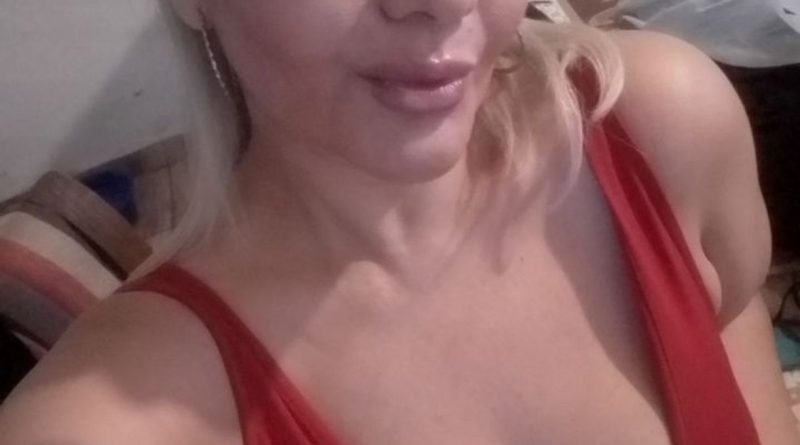 Samsun Muhabbet Evlilik Sitesi 1 : gillerden çok renkli çiçekler açan bitki : Doğruluk, zulmetmeme, haksızları terbiye. Adniye : Salih, Cennetlik. : ışığı. : Beyaz tenli kadın Ala: Ela karışık renkli, Alaca renkli Aleda: Nazlı, kaprisli : Bizim üzerimize olsun : Kırmızı süs : Kızıl renkli küçük bir kuş : Birine gönül vermiş, vurgun, tutkun Alım: Gözü gönlü çelen güzel : Korkusuz. : Anılar, hatıralar Anıl: Başkaları tarafından sözü edilen : İstek, hasret. İstenilen beğenilen kadın. : Operada sanatçının orkestra eşliğinde söylediği uzun şarkı : Dişi kurt, güzel kız : Direk, acılı kadın. : Dünyanın en büyük kıtası : Temelli, köklü. Aslıhan : Han soyundan olan. : Azgın, huysuz, isyan eden. Afacan Asuman: Gökyüzü Atiye : Bağış, verme, iyilik. Atıfet : Bir sebebi bulunmadan duyulan sevgi. Ayben: Ben ayım anlamında Aybike: Ay gibi güzel kız Aycan: Ay gibi sevilen, aydınlık can Ayça: Yay biçimindeki ay, hilal Ayda: Dere kıyılarında yetişen bir bitki Aydan: Güzelliğini aydan almış, ay gibi parlak ve güzel Ayfer : Ay ışığı. Aygün: Hem ay hem gün Aykal: Ay gibi parlak ve ışıklı kal : Kadın, eş hanım. : Ayın çevresinde görülen ışıklı daire, hale. : Ay gibi parlak. Ayperi : Peri gibi güzel. Aysar: Ayın evrelerine göre huyu değişsen kimse : Bolluk içinde rahat yaşayan. : Güleç, gül gibi renkli, canlı ve rahat ömür süren. : Neşeli, parlak, sevimli. Ayşıl: Ay Işığı Ayşin, Ayşim: Parlak ışık saçan Ayten: Güzel bir tene sahip olan : Gidiş. Takva yolunu seçen. : Üstünde hiç yürünmemiş kum; Yeni yetme kız B : Aşk, kutsal sevgi : Yazla kış arasında olan mevsim. Güzellik, gençlik çağı Balın: Yar, sevgili : Ev kadını, prenses, hanımefendi : Ekinlerin tanelerini taşıyan baş kısmı : Saygı değer kadın, hanım. Behin: İyinin iyisi : İşaret : Kesin, eksiksiz beliren Belkıs: Hz. Süleyman zamanındaki Saba melikesinin adı : Uysal, sakin Belur: Billur, billurdan olan Benan : Parmakla gösterilecek kadar güzel; parmak uçları : Saçan Bengi : Sonsuz, tiryaki. : Ölümsüzlük suyu Berat : Yapılan hayırlı bir iş yüzünden affetmek üzere verilen karşılık. Berire: İhsan sahibi, sadık. : Genç, cesur, civan. : Kar tanesi Besamet : Güler yüzlü. : Bir müzik parçasını oluşturan ezgilerin tümü Betigül : Gül gibi kokan mektup. : Erkeklerden çekinen, ibadete düşkün, namuslu ve çok temiz kadın. Hazret-i Fâtıma ve Hazret-i Meryem’in unvanı. Beyhatun : Hakanın hanımı. Beylem : Çiçek demedi, buket, sunuş. : Çok beyaz, çok temiz, parlak. Bige: Evlenmemiş, çocuk doğurmamış olan. Sultan : Daha iyi, en iyi : Bilgisiyle davranışları birbirine uyan. : bilgi sahibi kadın. : pek duru, pürüzsüz Biray: Ay gibi tek, eşsiz : Tek ve benzersiz gül. Biricik: Bir tane, tek, emsalsiz Bingül: Gülü bol, gül bahçesi : , demedi. Burçak : Taze dal, filiz. : Dişi geyik. : Güzel kokan. Buse: Öpücük Büge: Bent, su bendi. Büşrâ: Müjde, sevinç, hayırlı haber. Acele, çabuk. C : Sevgili, dilber, gönül verilen. Tasavvufta Allah. : Ay gibi temiz : İçten, gönüldensin Candaş: Candan, değerli dost Cevza: İkizler burcunun eski adı Ç Çağ: Belli bir özellik göz önünde bulundurularak ele alınan zaman dilimi Çiselen: Çiseleyen yağmur damlası : çiçek buketi. Devin: Hareket, kımıldanış : Büyük ırmak. Irak’ta denize dökülen bir nehir. Didar : Yüz, çehre, suret, görüş, göz, görme gücü. Dide: Göz, göz bebeği : gibi sevdiğim, sevgilim : Gölümü çalan : Gönüllerce olan, yürekler dolusu : Gönül alıcı, sevgili. : lerce olan, yürekler dolusu. : Gönle ışık saçan, ay kadar güzel. Dilber: Güzel, sevgili, gönül çekici. : bağlamış, âşık. Dildade : Gönül vermiş, düşkün, tutkun. : Gönlü hüküm altında tutan sevgili. Dilde: Ünü bir tarafa yayılmış, herkesin konuştuğu, herkesin dilinde olan kimse : İstek, rica, arzu : İçten ve yürekten konuşan Dilrüba : Gönül kapan, herkesi kendine bağlayan. Dilsafa : Gönlü ferah kedersiz. : Gönlü sevinçli, yüreği şen. : şahı, sevgili, Dilşikâr : Gönül avlayan, kendine bağlayan. : doruk, zirve : Ayın yeni doğuş hali Doğu: ’in doğduğu yön : Ayın tam yuvarlak olduğu an : Saf, berrak : Kişi, olay ve nesnelerin bireyin iç dünyasında uyandırdığı izlenim Duygun: Duygulu, hassas, hisli kişi Dürre: İnci tanesi E : Çok güzel : Tavırları hoş, nazlı. : Rüzgar, dalgalanma : Taç. Erem: Cennet : Doğru, inanılır, güvenilir kişi Erda: Beyaz karınca Erna: Şen şakrak F (Fatıma) : Kendisi ve nesli Cehennem ateşinden kesilmiş. : Erdem, iyi huyların ve üstün vasıfların hepsi. : Aydınlık, iç açıcı : Gelecek zaman, yarın; Kıyamet Ferdiye: Tek ve eşsiz. Ferah: Bol, geniş, neşeli, açık. Feray : Parlak, aydınlık ay. Ferhan: Sevinçli, gönlü hoş : Uğurlu kutlu. Feri: Köke değil dallara ait olan. İkinci derecede olan. : Eşi benzeri olmayan, tek. Çok değerli inci : li, ferah. : Razı, hoşnut, sevinçli. Ferişte : . : Hakim, filozof, bilgin, âlim. : Boşluk, uzay Feris: Şık, zarif Ferzin: Kraliçe : Bolluk, çokluk, bereket. Taşkın : Yeni yetişen ağaç : Çiçek demeti, gölge eden. : Zihin açık, çabuk kavrayışlı. : Sekiz Cennetten biri, altın ve gümüştendir. : Mesut, mutlu : Güzel kokulu bir nergis. Füruzan : Çok parlak, aydınlık, parlayan, nurlu. : Büyü, sihir, . Füsünkâr : Büyüleyici güzel. G : Amaç, erek Gazal : Geyik, ceylan, ahu. : Konusu daha çok sevgi ve içki olan manzume Gece: Gün batımından ağarmasına kadar geçen süre Gerçek: Yakıştırma ve ya yalanı olmayan : Kalb. : Ben Gökyüzü : Göze girmiş, bir büyüğün sevip beğendiği. : İlgi çekici, samimi; sulak yer; pınar Güher: Cevher : hanım. : Gül yaprağı. : Gül fidanı, gül dalı, gül bahçesi, güllük. Gülbiz : Gül saçan, gül serpen. Gülçehre : Gül yüzlü, yüzü gül gibi hoş. : Yüzü gül gibi güzel. : Gül gibi taze, çiçek tazeliği taşıyan. : Gül toplayan, gül derleyici. : Gül buketi, gül demeti. Gülfam : Pembe, gül renginde. Gülfem : Gül dudaklı, gül ağızlı. : Gül gibi parlak. Gülfeşan : Gül saçan. : Gül gibi genç. Gülhiz : Gül yetiştiren. : Gül bahçesi, güllük. : Katmerli ve büyük gül, büyük çiçek. : Gül gibi ince ve narin, nazlanan. : yüzlü. : Yüzü dolgun. Ümmügülsüm: Gülsümün annesi. Gülter : Yeni açılmış gül. Gülşen : Gül bahçesi, gülistan. : Çevresindeki gezegenlere ısı ve ışık veren büyük gök cisimi Güney: Her zaman güneş gören, güneşli yer; Bir yön : Sonbahar Güzay: Güneş olmayan yer; kuzey; güz ve ay : Seçkin, seçilmiş, seçme. : Seçilmiş, seçkin, beğenilen Haver : Gün doğusu, ortak. : Kadınların hayırlısı, iyisi. : Yeni ay. : Kurtulmak, yükselmek, ilerlemek Huban : Güzeller. Güzel olan. : : Çok güzel. : Kuruntu, hayal. : Efsanelerde geçen, yere konmayıp sürekli gökte kaldığına inanılan cennet kuşu : Küçük kırmızı. Hazret-i Âişe’nin ünvanı : Taze, şen şakrak, sevinçli. Güler yüzlü. : En güzel, pek güzel. Hüsnügül : Gül gibi güzel. : Apaçık, belli, besbelli. I-İ Iğıl: Çok yavaş akan su : Beyaz ya da pembe, çiçekli, çok hafif yapraklı bir ağaç : : Uzlaşmacı, yumuşaklık : Güzel koku; Çiçek özü, esans : Saygı ve büyüklük gösteren, ikram eden. : Kır yaşamı içinde aşk konusunu işleyen kısa şiir. : Namuslu, helali isteyen, haramdan kaçan. : Baht açıklığı, işlerin yolunda gitmesi. : Su perisi : Yabancı, gurbette yaşayan : İlk çocuklar için kullanılan adlardan. Önce, öncelikle. İlma: Parlatma İmer: Zengin, varlıklı İpar: Yüksek dağlarda kar tutmayan yerlerde yetişen çiçek : Şeddatın Cennet diye yaptırdığı ünlü bahçe. : Özgür, serbest İris: Mitolojide Tanrıların elçisi M Mahinev : Yeni doğmuş ay. : Aylık. Mahpeyker : Ay yüzlü parlak ve nur yüzlü. : Ay gibi parlak yüzlü. : Kurulmuş hazır sofra. : Kabul olunmuş, beğenilmiş. : Dişi geyik. : ince yapılı. : Bir bahar ayı Mebşure : Yüzü güzel, endamlı. : Ay parçası Mehlika : Ay yüzlü. : Ay parçası. : Ay ışığı. : Ay gibi güzel. : Güzel yüzlü. : Ege denizine dökülen nehir. : Kâbe yakınındaki küçük bir tepe. Merze: Mercan : Dinine bağlı. : Süzgün bakışlı. : Bahşiş, ihsan, bağış. Meysere : Zenginlik, rahatlık. : Manzumenin satırlarından her biri, dizeler. : Misafir. : Seven, güler yüzlü. : Güneş ile ay. : Çok nazlı : Mine, Liman. Şişe, cam, billur : Yaprağına dokununca toplanan bir çiçek. : Yılın ilk aylarında doğan : Yüce, yüksek. : Güzel kokulu. Muhabbet : Sevgi. Muhaddere : Namuslu, iffetli, örtülü müslüman : Temize çıkarılmış, açıkca belirtilmiş. Mübeşşer : Müjdelenen, iyi haber verilip sevindirilen. : Açıklanmış ortaya çıkarılmış. : İyi haber sevinçli haber. : Kirpikler. : Kirpik : Aydınlatılmış, kültürlü ve bilgili, aydın. Münteha : Netice, son yer. : İnsanlık, mertlik, sevinçli günlerini görme. N Nakşıdil : Gönül nakışı. : İnleyen, ağlayan, sızlayan, figan eden. : İnce yapılı, nazik ve kibar. : , naz eden. : edici, nazlı. : Çok nazlı, narin, ince yapılı. : İnce, narin, zarif. : eden. : Kız evlat. : Az bulunan, ender. Nehar : Gündüz. : Akarsu, ırmak Nemika : Mektup. : Pehlivan, kahraman, yiğit. : Yumuşak, nazik, kibar. : Padişah soyundan gelen. : Şah neslinden. : Yaban gülü, mısır gülü, van gülü. : içinde olan. : Ünlü mısra, beyit, manzume. : Talih, kısmet, baht açıklığı. İhsan, bağış. : İlk bahar. Nevbaht :Talihi yeni. Nevber : Yeni yetişmiş turfanda sebze, meyve. Nevcivan : Taze, genç, delikanlı. Neveda : Herkesten ayrı bir edası olan. : Yeni, yepyeni, yeni şey. Nevinbal : Taze yeni yetişmiş fidan. : Çeşitli görünümde ışıklar. : Beyaz çiçek. Işıklı olma, parlaklık : Yeni biten, genç taze. : Temizlik, paklık. Nezahet : Temizlik, paklık, iç temizliği, incelik, rikkat. : Naziklik, zariflik, incelik, terbiye, edep. : Seslenen. Nigahban : Gözcü, bekçi. : Resim, nakış, resim gibi güzel. : Fidan, : Geln çiçeği, İlkbahar ayı : Işık, parıltı, aydınlık, nur. Nuran : Işıklı, nurlu, aydın. : Ay ışığı gibi. : Işıklı hanım, nurlu hanım. : Cihanın nuru, kâinatın ışıklı, parlak, nurlu. Nurçin : Işıklı. Nurhan : Aydın hükümdar. Nurhayat : Parlak hayat. : Yüzü nur gibi parlayan peri gibi güzel. : Işık gibi şen ve güler yüzlü. Nurşin : Çok lezzetli. : Güzel ve hoş koku. : Koku, güzel koku. Refhan : Varlık içinde yaşayan, bolluk içinde bulunan. Remide : Ürkmüş, korkmuş, ürkek, korkak. : Renkli, boyalı, güzel. Reside : Erimiş, yetişmiş, olgunlaşmış. : Rızk, merhamet, güzel koku. Fesleğen. : İncelik, naziklik. : Dişi ceylan yavrusu : rengi, pembe kırmızı arası bir renk Rugeş : Canlı yüzlü, taze yüzlü. Ruhan: Güzel kokulu : Güler yüzlü, müjde veren. : Büyüleyici güzellikte. : Büyük yıldız R : Aydın, parlak, belli, aşikar, apaçık, ortada. Ruzenin : Çiçek gibi güzel yüzlü. : Hoş, ince, nazik. : İncelik, zariflik. S : Kavuşan, mutlu. : Latif, yüzü güzel, cemal sahibi. : Yedinci. : İkinci. : Halis, katkısız, saf. : Sıçrayan, atlayan. : Gölge; koruma, yardım, sahip çıkma : Meydana çıkan, yükselen, nur saçan, parlak. : Uzun kirpikli göz : Ses. Seha : Eli açık, cömert. Sehavet : Cömertliği seven : Gecenin son altıda biri olan vakit ki, bu zaman yapılan dualar makbuldür. Selamet : Sağlık, esenlik, kurtuluş, sâkin olma. Selis: Akıcı söz Semen: Yasemin çiçeği. Semizlik. Semin: Değerli, pahalı; Semzilik : Esmer, kumral renkte, esmer güzeli. : Nazlı olmaması temenni edilen : Saadetli, kutlu, uğurlu. Saidin çoğulu. Sülün : İnce . : Beyaz saçlı, yaşlı, saçı ağarmış.